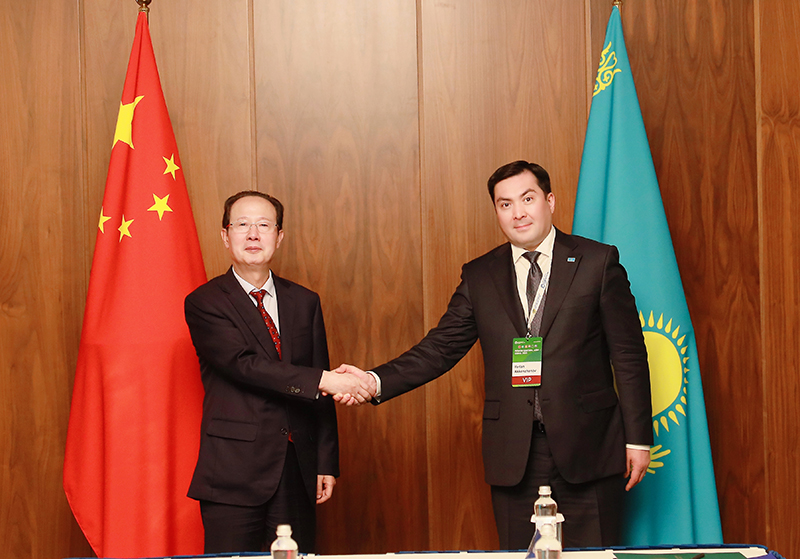 丁焰章與哈薩克斯坦能源部長埃爾蘭·阿肯熱諾夫會談.jpg